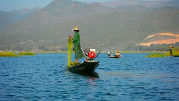 LAGO INLE. MYANMAR - CIRCA JAN 2014: Pesca con rete e motoscafo . — Video Stock