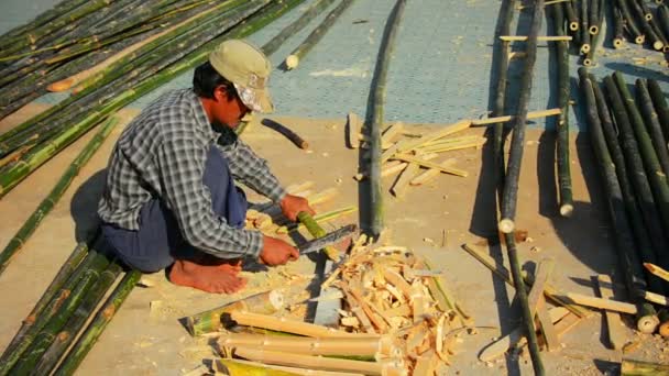 En el lago Inle. MYANMAR - CIRCA ENE 2014: Madera aserrada de bambú — Vídeo de stock