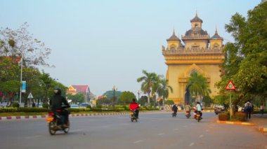 Vientiane. Laos - Circa Aralık 2013: Vientiane önemli bir karayolu üzerinde süslü anıt yol kemer. Laos