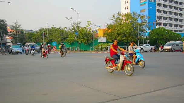 ВЕНТЬЯН. ЛАОС - CIRCA DEC 2013: Торговля на типичном перекрестке во Вьентьяне. Лаос — стоковое видео