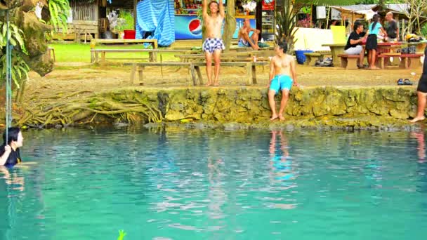 ヴァン・ヴィエンラオス - Circa 12月 2013: 男性は、ヴァンビエンのリゾートでプールに泳いでジャンプ.ラオス — ストック動画