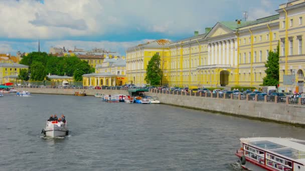 ПЕТЕРСБУРГ. РОССИЯ - CIRCA JUN 2014: Лодки удовольствия на реке Фонтанка . — стоковое видео