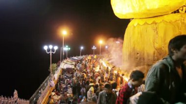 Mon Eyaleti. Myanmar - 04 Ocak 2014: Budist emanetler yakınında yerli ve turist büyük akışı - Golden Rock