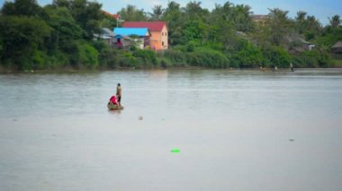 Kamboçya'da Stung Sen Nehri üzerinde Kürek Balıkçılar