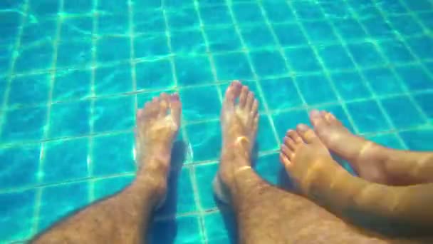 Turistas Resfriando seus pés na piscina em Sukhothai. Tailândia — Vídeo de Stock