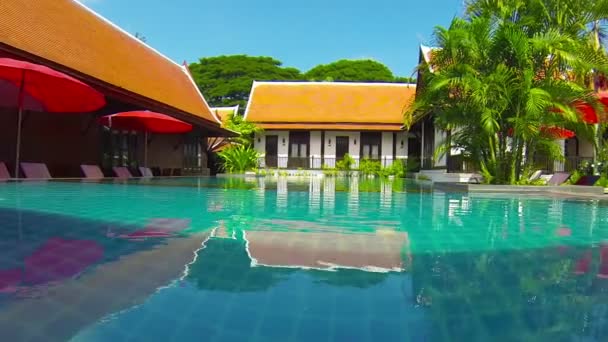 Junto à piscina em um Luxurious Resort em Sukhothai. Tailândia — Vídeo de Stock