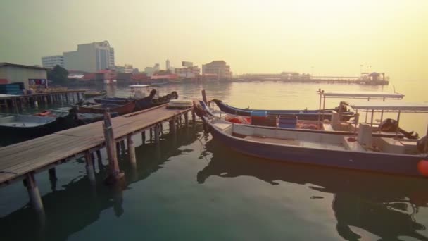 Barcos coloridos atracados em Peer na Malásia — Vídeo de Stock