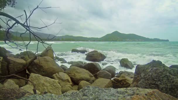 Kleine golven wassen over rotsen op een Thais strand — Stockvideo