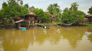 Tayland Chao Phraya Nehri boyunca yükseltilmiş evleri