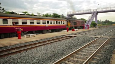 Yolcu treni Tayland çekerek eski Dizel lokomotif