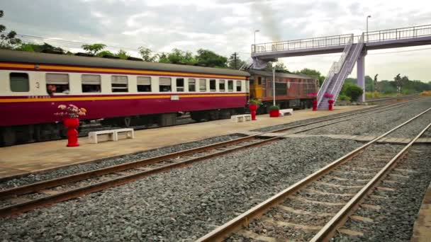 Oude Diesel locomotief trekken passagierstrein in Thailand — Stockvideo