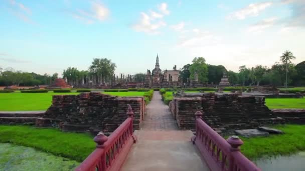 Приближаемся к разрушенному храму в Сукхотай. Таиланд в таймелапсе — стоковое видео