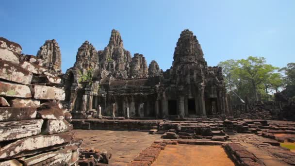 Туристы под ясным небом в Ангкор-Вате — стоковое видео
