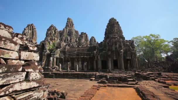 Tourists under Clear Skies at Angkor Wat — Stock Video