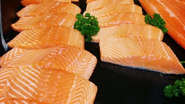 Filetes de salmón crudo en el supermercado — Vídeo de stock