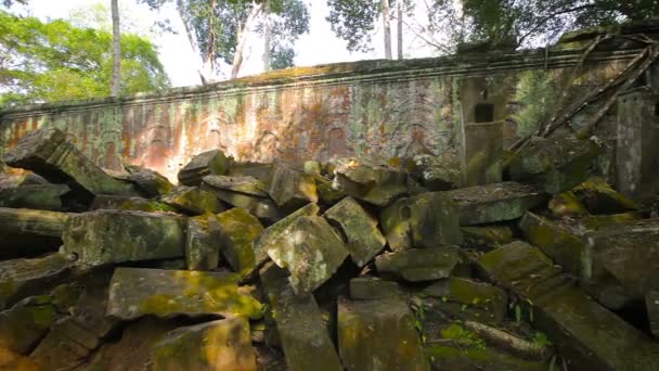 Rozpadající se starověký chrám Ruin na Angkor Wat — Stock video