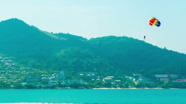 Sürat teknesi Güney Tayland arkasında Parasailing turizm