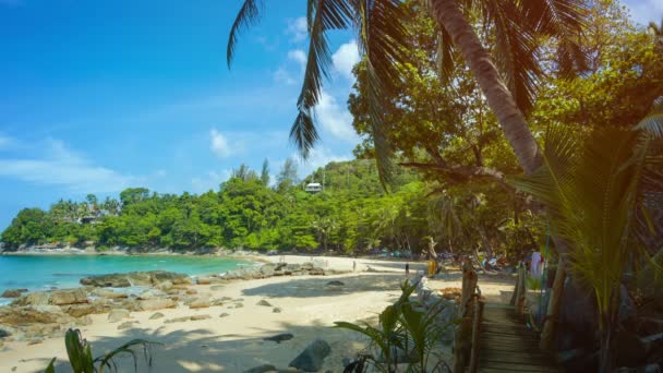 Turistas en una playa tropical sombría en Tailandia — Vídeo de stock
