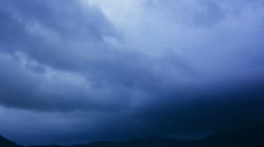 Timelapse atış Stormclouds bina ve şimşek