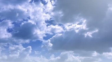 Oynak. Kabarık bulutlar binada Timelapse gökyüzünde