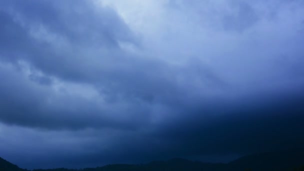 Zeitraffer-Aufnahme von Gewitterwolken und einem Blitz — Stockvideo