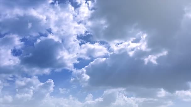 Brincalhão. Edifício de nuvens fofas no céu em Timelapse — Vídeo de Stock