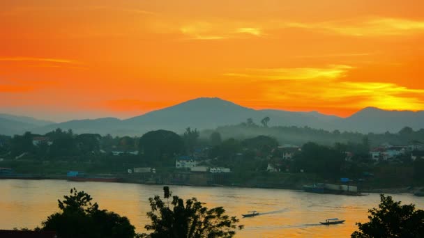 Ciel coloré sur la rivière au Laos au coucher du soleil — Video