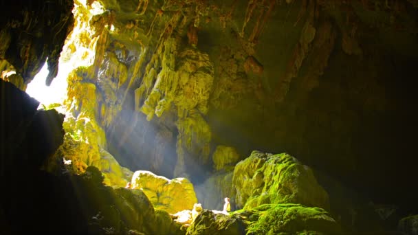 Rayos de sol en la Boca de la Cueva en Vang Vieng. Laos — Vídeos de Stock