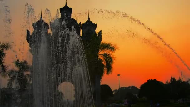 Patuxai zafer kemeri Vientiane. Gün batımında Laos — Stok video