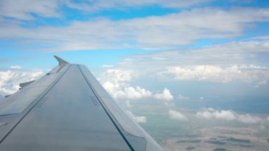 Uçak kanadı güzel kabarık bulutlar