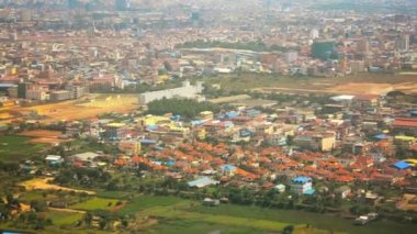 Kamboçya uçak iniş yeri şehir içinde renkli binalar