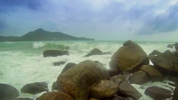 Olas cayendo sobre rocas en una playa en Tailandia — Vídeo de stock