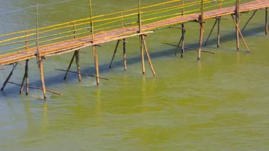 Luang Prabang Nehri üzerinde bambu köprü. Laos
