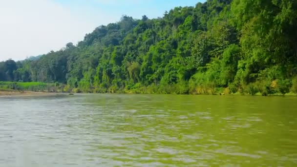 Zeitraffer-Video einer Bootsfahrt in luang prabang laos — Stockvideo