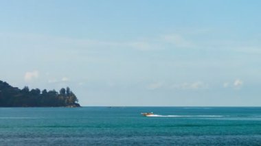 Paraşüt turist Tayland'da sürat teknesi tarafından çekili