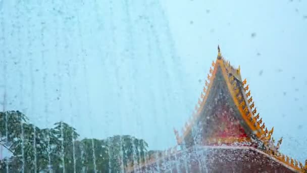 Fontane che spruzzano verso il cielo davanti al Tempio di Vientiane. Laos — Video Stock