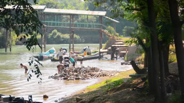 Inle Lake szálláshelyén. Mianmar-Circa január 2014: a helyi csónak emberek shoving le a kézzel. fából készült motorcsónakok a Inle Lake Mianmar. — Stock videók