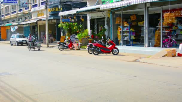 SUKHOTHAI. THAILAND - CIRCA NOV 2013: Kevyt liikenne tyypillisellä kaupallisella kadulla Sukhothaissa. Thaimaassa. äänen kanssa . — kuvapankkivideo