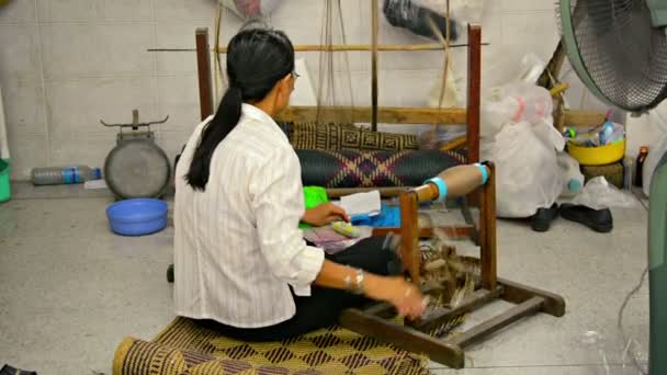 BANG PA-IN. THAILAND CIRCA NOV 2013: Lokal håndværker spinding tråd i hånden som forberedelse til traditionelle vævning arbejde . – Stock-video