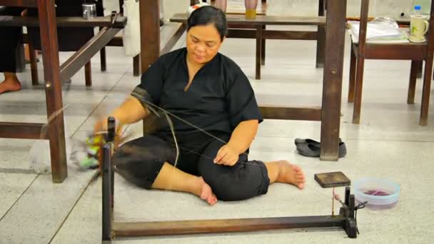 Bang Pa-in. Thailand-circa nov 2013: lokala hantverkare spinning tråd för hand för traditionella konstverk. — Stockvideo