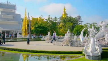 Chiang Rai. Tayland - Circa Aralık 2013: Tarım işçileri Chiang Rai yakınlarındaki bir çiftlikte elle pirinç threshing. Tayland.
