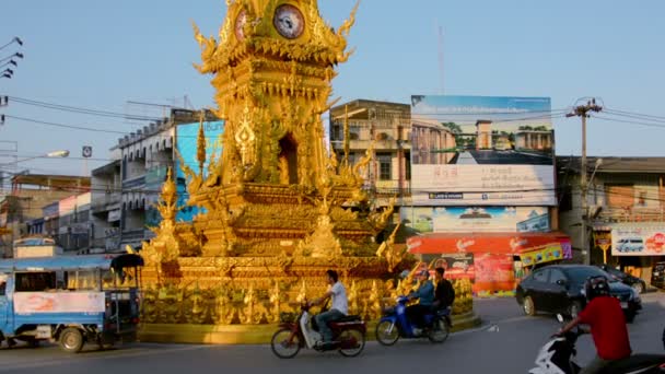 Chang Rai. THAILAND - CIRCA DEC 2013: A large. Santuário budista ocupa um círculo de tráfego inteiro em uma rua movimentada em Chiang Rai. Tailândia . — Vídeo de Stock