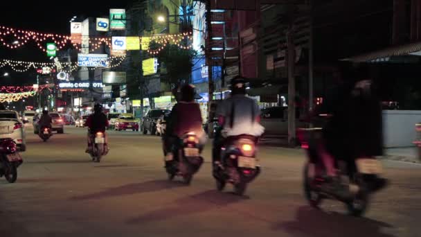 CHIANG RAI. THAILAND - CIRCA DEC 2013: Moderate. night-time traffic on this street in Chiang Rai. Thailand. — Stock Video