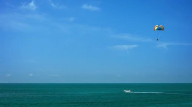 Berrak Mavi Gökyüzünde Parasailing