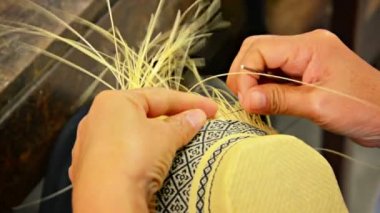 Yerel Esnaf Saman Sepetine Renkli Desenler Dokuma
