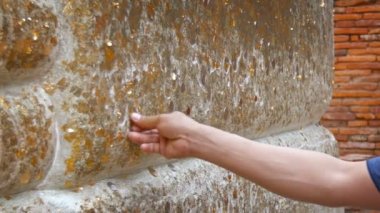 Ayutthaya. Tayland - Şubat 2015 yaklaşık: Buda resim Wat Yai Chai Mongkhon, teklifleri veren Budist tapanlar.