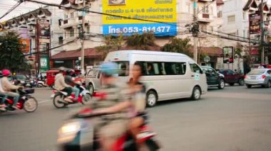 Orta. Chiang Mai tipik bir kavşakta öğleden sonra trafik. Tayland. ses ile.