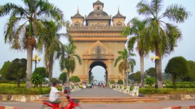Vientiane. Laos - Circa Aralık 2013: Patuxai Arch. bir savaş anıtı. Vientiane'de çevredeki bir parkın üzerinde görkemli bir şekilde duruyor. Laos.
