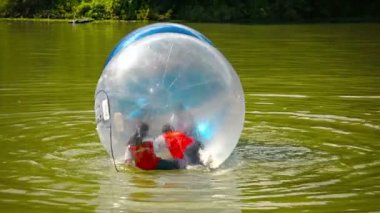 Chiang Mai. Tayland - Circa Aralık 2013: Turistler Gölet zorbing. Chiang Mai Hayvanat Bahçesi
