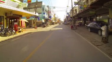 Patong. Tayland - Circa Aralık 2013: Patong tipik bir kentsel sokak geri çekilme çekim. Tayland. öğleden sonra hareket eden bir aracın arkasından alınan.